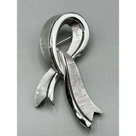Signed Trifari Ribbon Pin Brooch Brushed Silver Tone Designer Signed Bow Pin - Picture 2 of 5